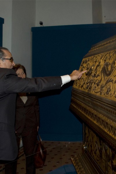 With the prime minister of Malta, Mr. Lawrence Gonzi and his wife at the opening of the exhibition 'Metal Magic: Spanish Treasures from the Khalili Collection' at The Auberge de Provence, Valetta, Malta, - November 2011 In Photo: Iron Cassone
Spain, Eibar
signed ‘...PLÁCIDO ZULOAGA | EN EIBAR AÑO | 1870 Y 1871’
forged iron and chiseled and engraved iron repoussé, silver with niello, gold and silver damascening
121 x 201 x 86 cm
ZUL 102